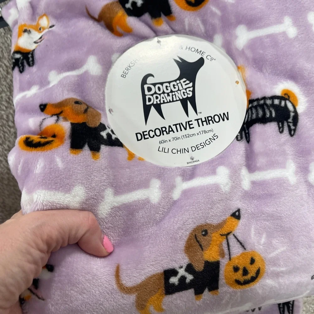 Halloween Dogs Dachshunds & Corgis in Costumes Purple Plush Throw Blanket NWT